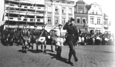 Przemarsz 7 DH ze sztandarem Hufca - prowadzi Hufcowy dh Jan Kuczkowski, za nim drużynę prowadzi dh Otto Roszak, za nim poczet sztandarowy od lewej: Stefan Głogiński, Edmund Jagodziński, J&oacute;zef Kotewicz i J&oacute;zef Kucharski - 25.09.1938 Leszno - Rynek