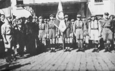 7 DH - drużyna sztandarowa Hufca przed dworcem 1938