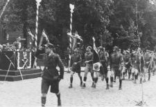 7 DH ze sztandarem Hufca defiluje przed marszałkiem Edwardem Rydzem-Śmigłym. Prowadzi komendant Hufca dh Władysław Chudy - 05.1939 Leszno