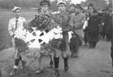 Wieniec od Hufca niosą harcerze "Czarnej Si&oacute;demki" - 21.10.1945