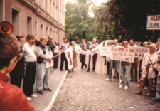 Pikieta przed Urzędem Wojew&oacute;dzkim w Lesznie przeciwko polityce rządu w 1995 r.