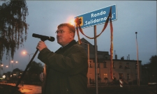 Karol Pabisiak na otwarciu Ronda Solidarności w Lesznie