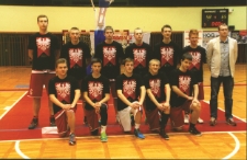 Młodzi koszykarze w ufundowanych koszulkach przez Region NSZZ &bdquo;Solidarność" w Lesznie 2014 r.