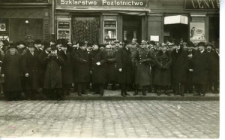 Wojewoda poznański Roger Adam Raczyński, pułkownik J&oacute;zef Kustroń, oraz starosta leszczyński Edmund Zenkteler podczas obchod&oacute;w 10 rocznicy powrotu Leszna do Polski