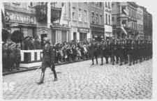 Defilada 5 kompanii 55 Poznańskiego Pułku Piechoty w dniu przysięgi wojskowej, maj 1939 r.