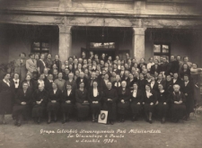 Grupa członkiń Stowarzyszenia Pań Miłosierdzia Świętego Wincentego a Paulo w Lesznie z ks. Stefanem Abtem, 1938 r.
