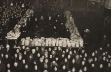 Grupa członkiń Stowarzyszenia Pań Miłosierdzia św. Wincentego a Paulo w Lesznie z ks. Stefanem Jankiewiczem podczas rozdawania paczek ubogim, sprzed 1936 r.