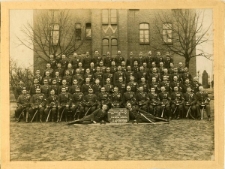 Korpus podoficerski 17 Pułku Ułan&oacute;w wraz z dow&oacute;dcą, płk. Włodzimierzem Podhorskim, 1929 r.